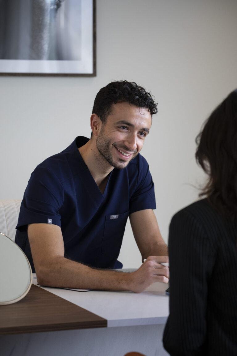 Le Dr Baroudi en consultation au centre Gemelia