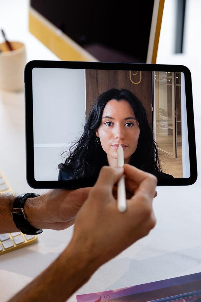 Analyse du visage sur tablette pendant une consultation de médecine esthétique