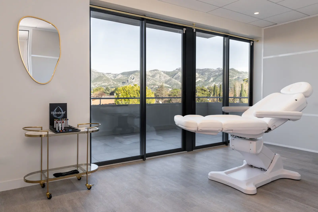 Salle de soin moderne équipée d'un fauteuil médicalisé blanc et d'une vue dégagée pour les séances d'injections.