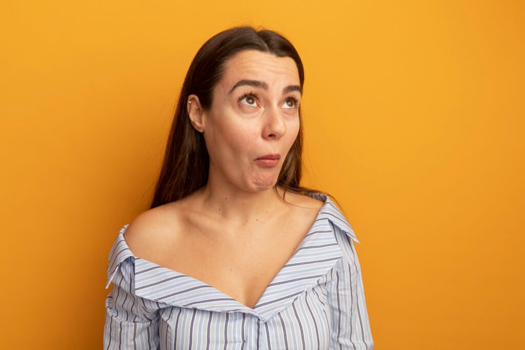Portrait d'une femme de trois-quarts montrant un menton en retrait par rapport à la ligne du front et du nez.