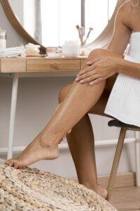 Gros plan sur des jambes de femme lisses et douces après une séance d'épilation définitive.