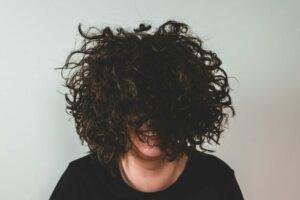 Greffe de cheveux sur cheveux bouclés