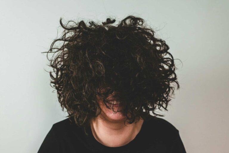 Greffe de cheveux sur cheveux bouclés