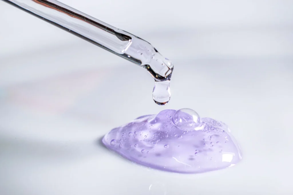 Pipette de sérum déposant une goutte de gel