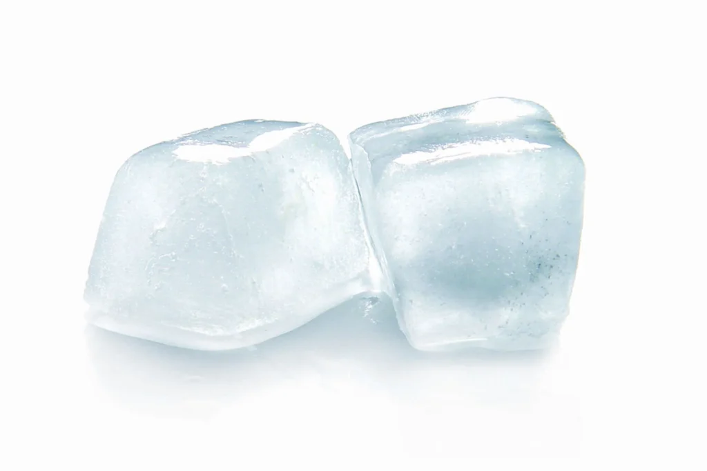 Deux glaçons sur fond blanc