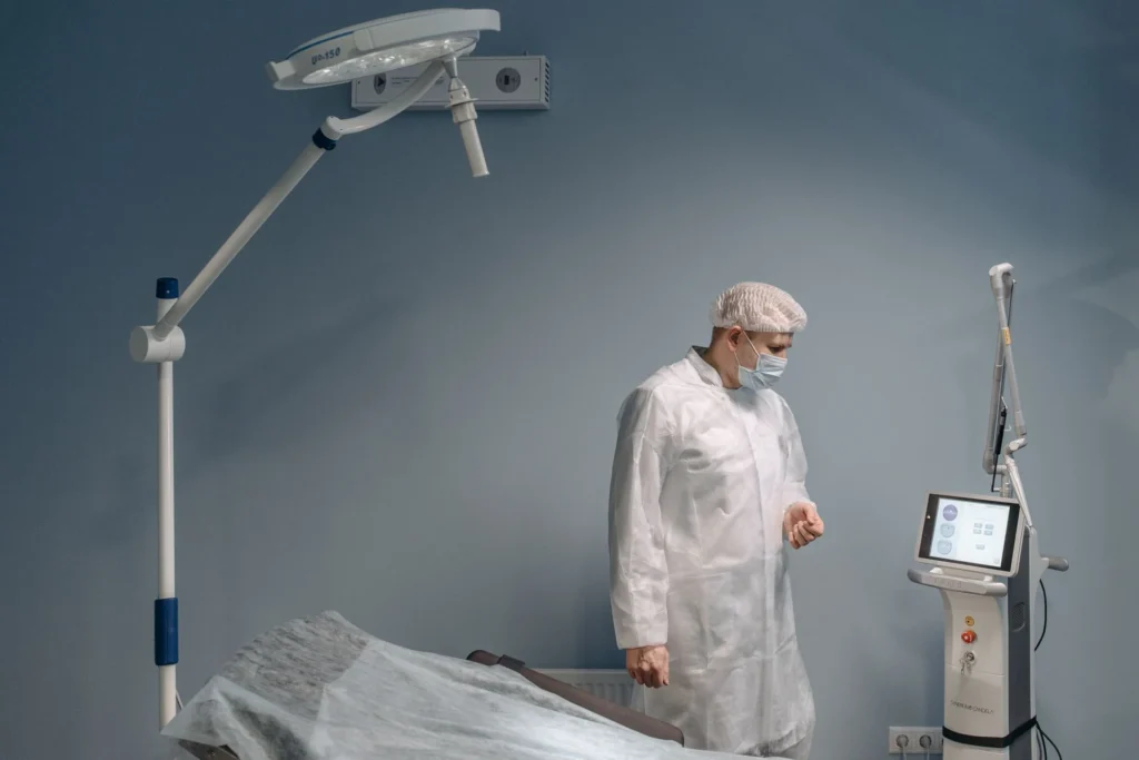 Médecin près d'un appareil laser dans une salle de soins