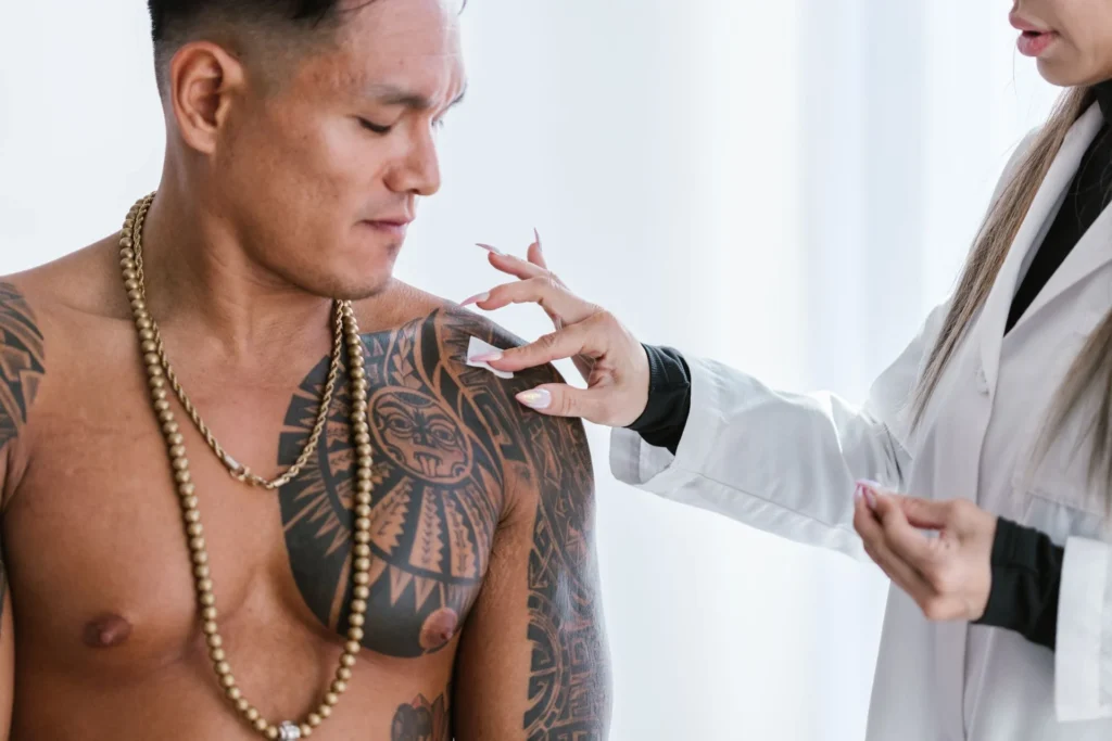 Praticienne examinant le tatouage d'épaule d'un patient