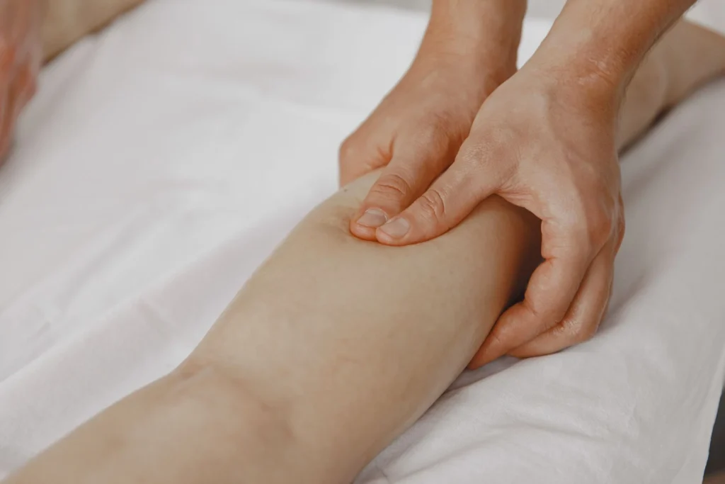 Massage de drainage lymphatique sur la jambe