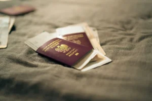 Passeport et cartes d'embarquement posés sur un lit