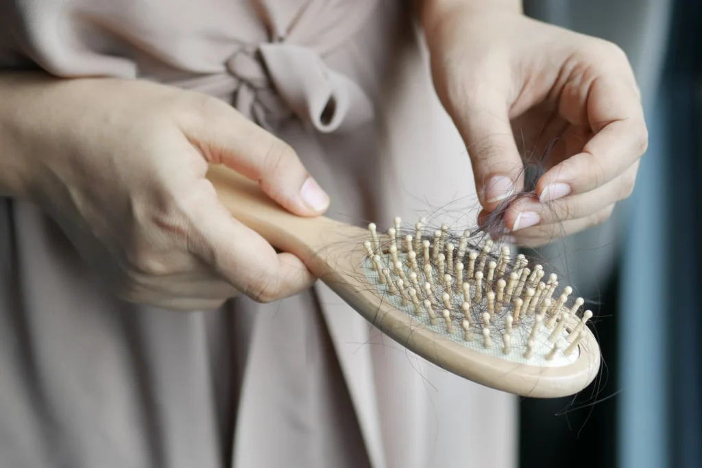 Brosse à cheveux retenant des cheveux tombés