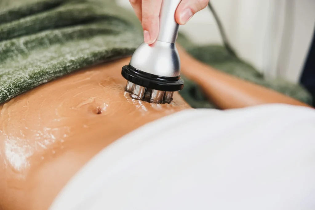 Appareil de radiofréquence passé sur l'abdomen