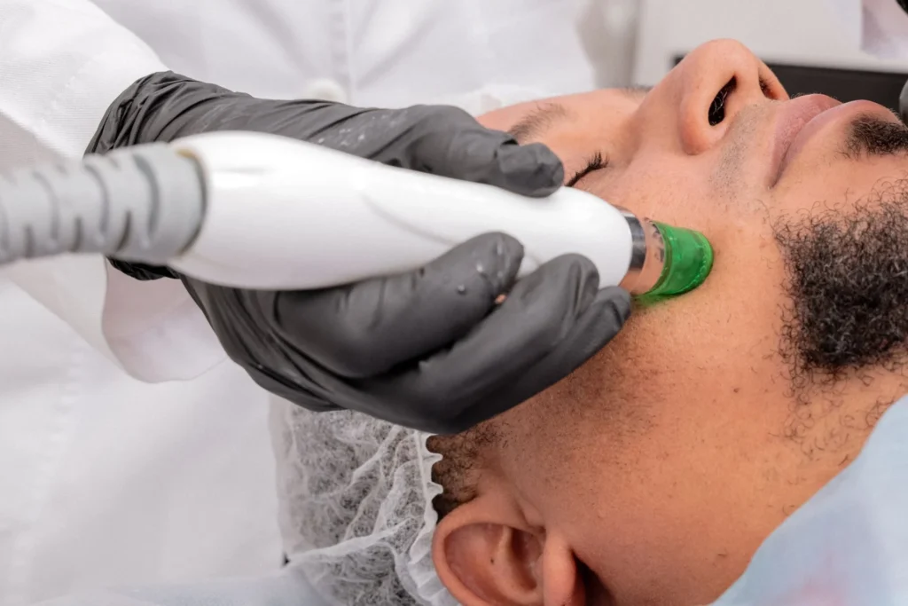 Embout de radiofréquence appliqué sur la mâchoire d'un patient pendant une séance